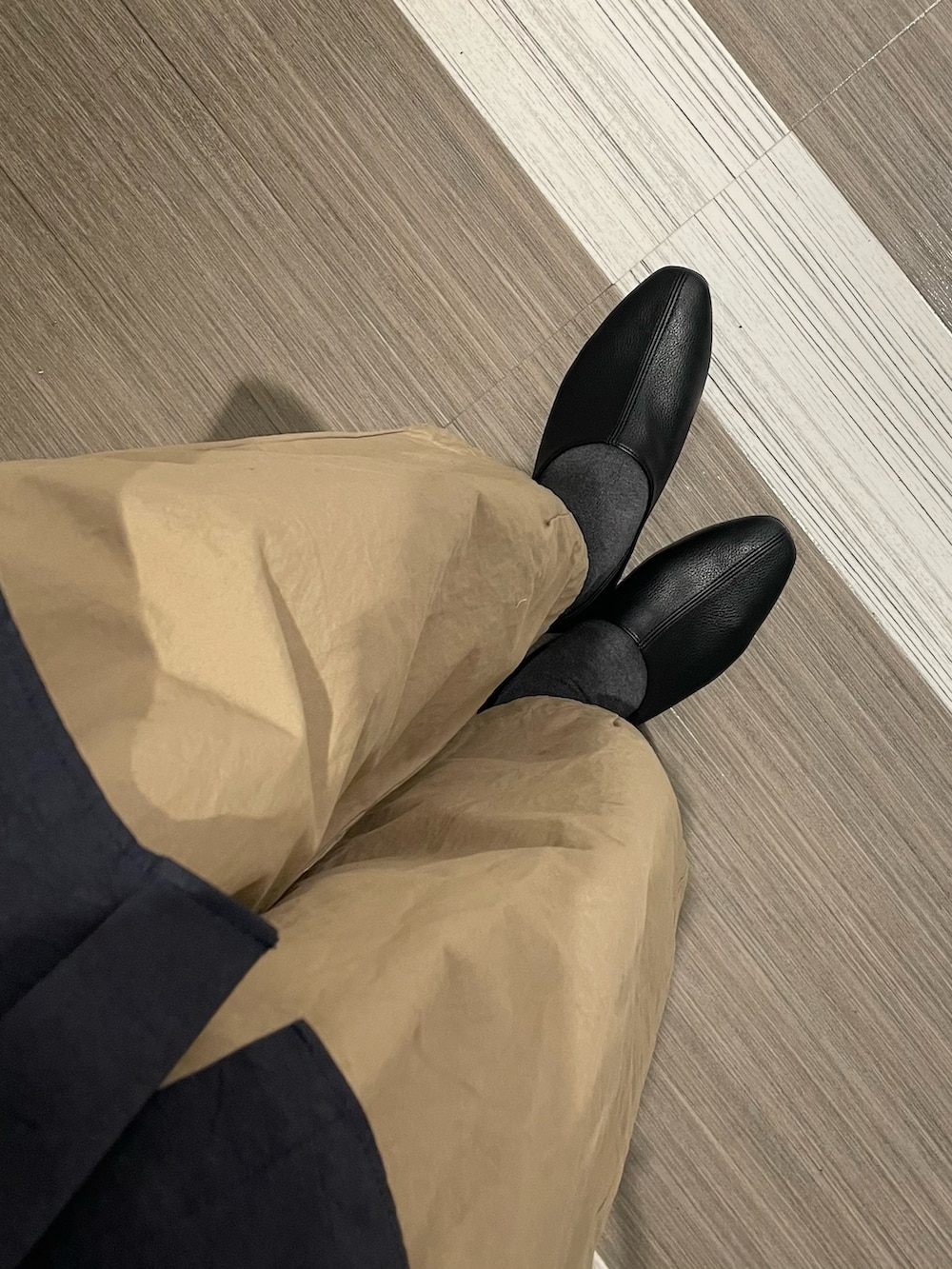 ブルー系のシャツ/ブラウス、ベージュ系のその他パンツを着用したレディースの冬コーディネートの4枚目の写真