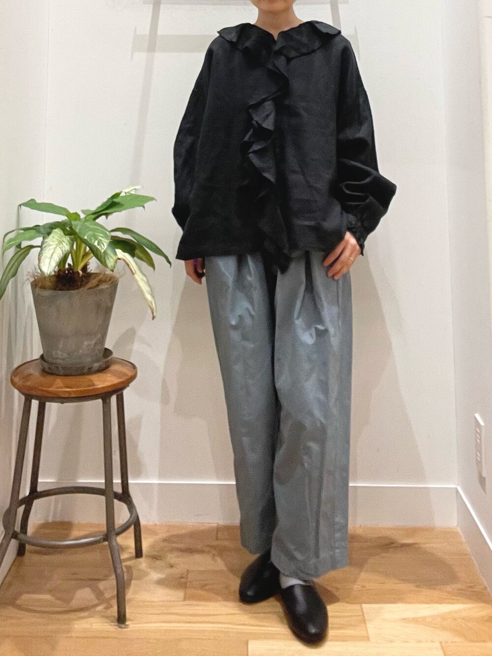 ブラック系のシャツ/ブラウス、ブルー系のその他パンツ、ブラック系のその他シューズを着用したレディースの春コーディネートの6枚目の写真