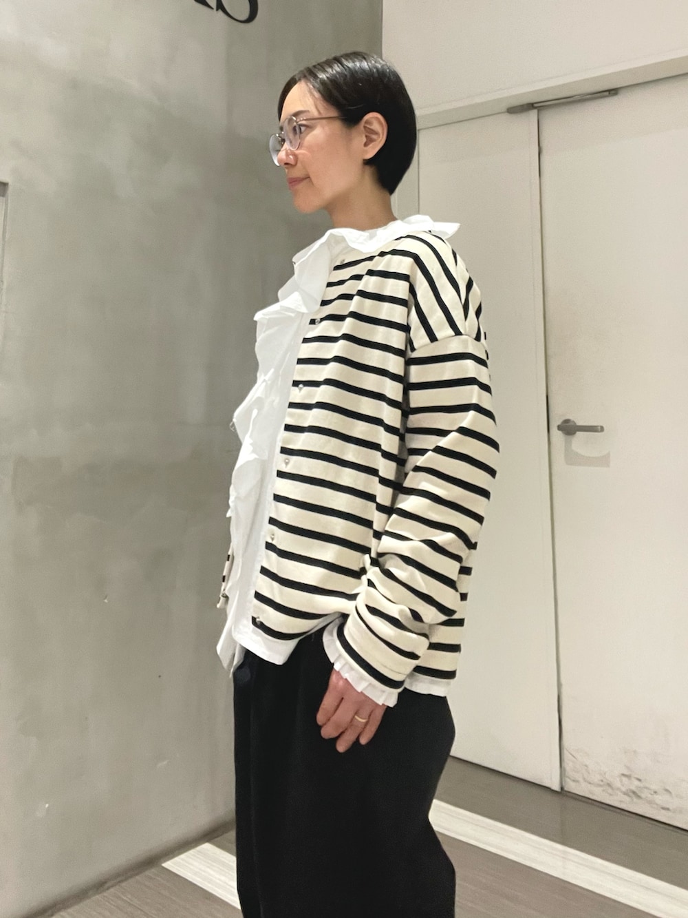 ブラック系のその他パンツ、ブラック系のパンプス、その他のカーディガン/ボレロを着用したレディースの冬コーディネートの2枚目の写真