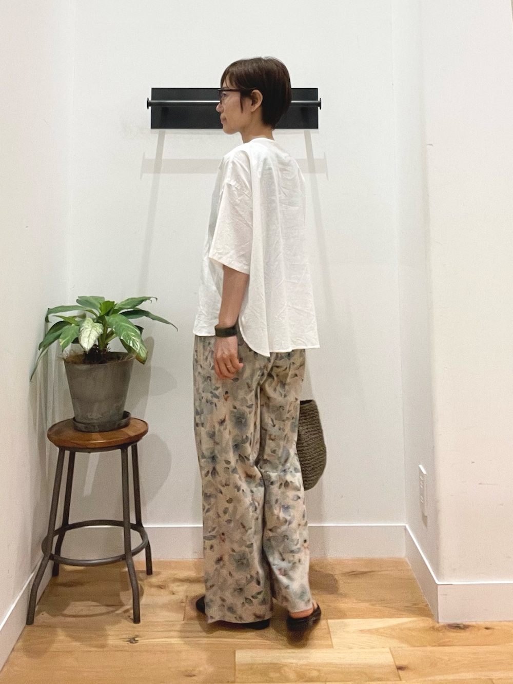 ホワイト系のシャツ/ブラウス、ブルー系のその他パンツ、グレー系のかごバッグを着用したレディースの夏コーディネートの4枚目の写真
