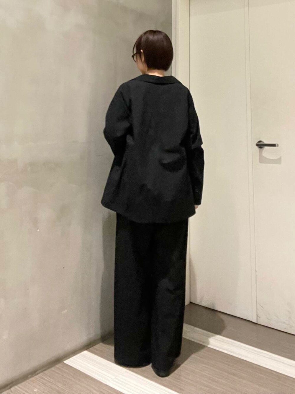 グレー系のスウェット、ブラック系のその他アウター、ブラック系のその他パンツを着用したレディースの春コーディネートの4枚目の写真