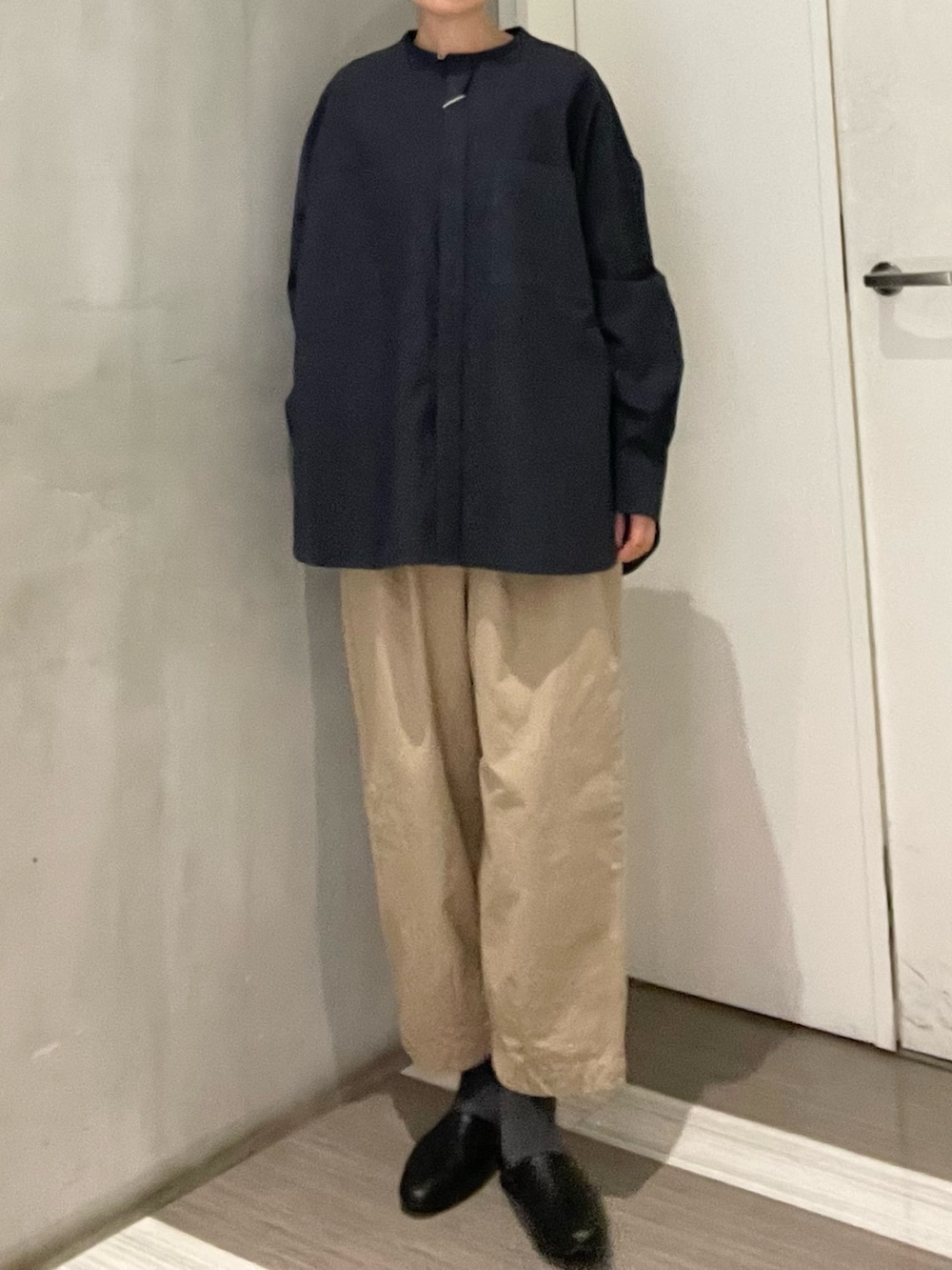 ブルー系のシャツ/ブラウス、ベージュ系のその他パンツを着用したレディースの冬コーディネートの5枚目の写真