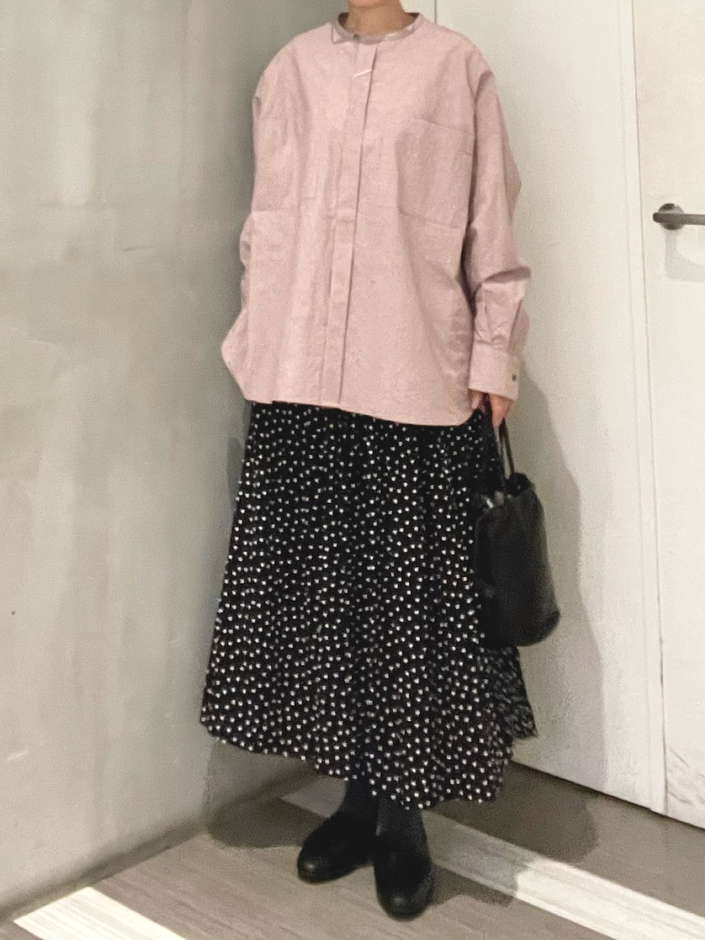 ピンク系のシャツ/ブラウス、ブラック系のその他シューズ、ブラック系のスカートを着用したレディースの冬コーディネートの3枚目の写真