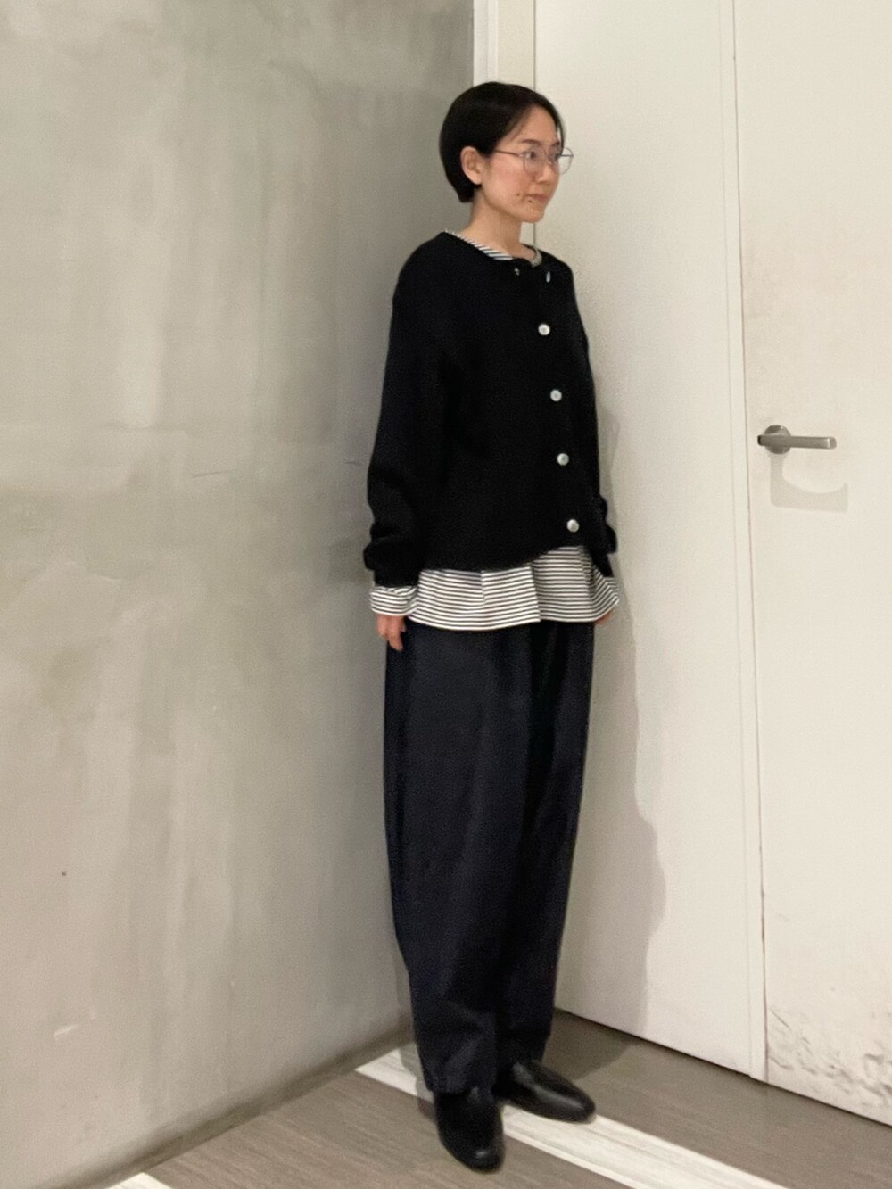ブラック系のその他シューズ、ブルー系のデニムパンツ、ブラック系のカーディガン/ボレロを着用したレディースの冬コーディネートの4枚目の写真
