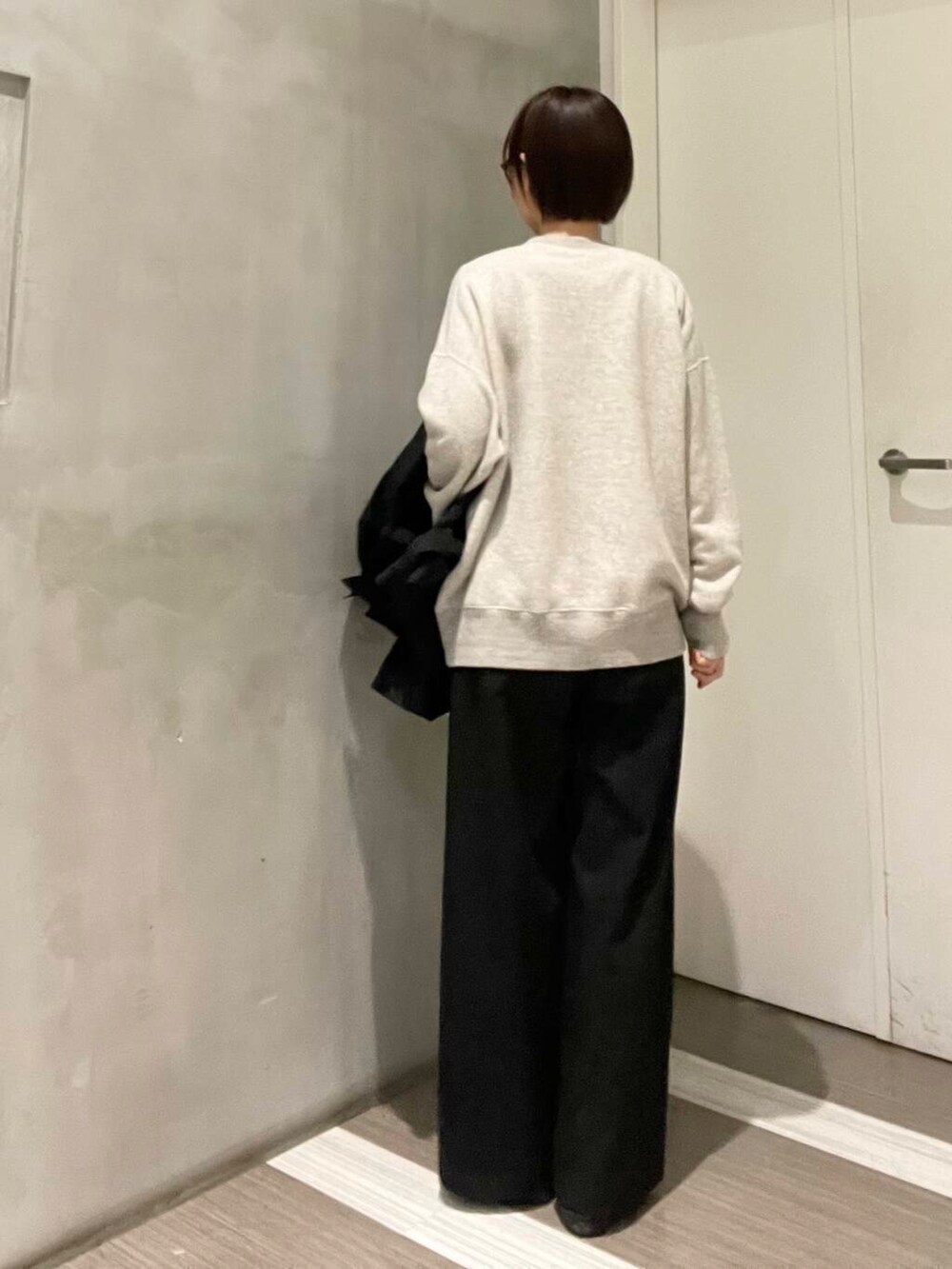 グレー系のスウェット、ブラック系のその他アウター、ブラック系のその他パンツを着用したレディースの春コーディネートの9枚目の写真