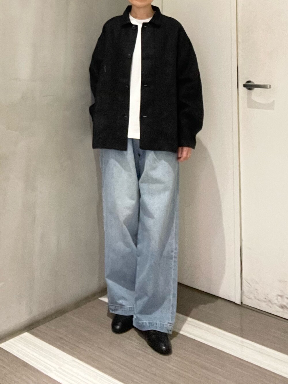 ブラック系のローファー、ホワイト系のTシャツ/カットソー、ブラック系のカバーオールを着用したレディースの春コーディネートの3枚目の写真