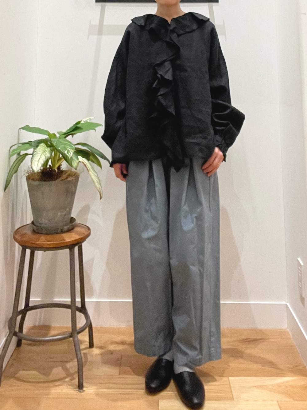 ブラック系のシャツ/ブラウス、ブルー系のその他パンツ、ブラック系のその他シューズを着用したレディースの春コーディネートの4枚目の写真