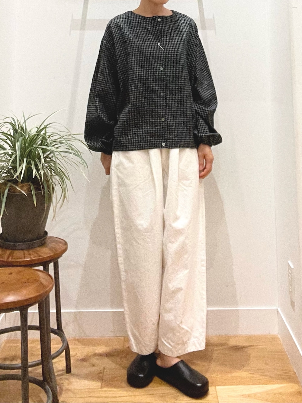 ブラック系のカーディガン/ボレロ、ホワイト系のその他パンツ、ブラック系のその他シューズを着用したレディースの秋コーディネートの4枚目の写真