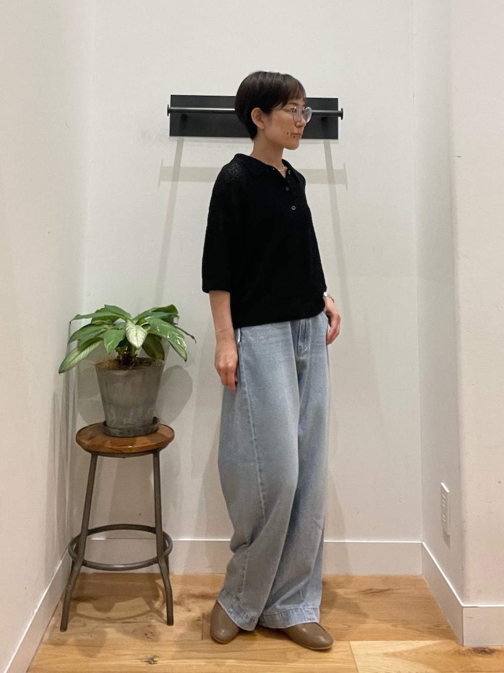 ブラック系のニット/セーター、ベージュ系のローファー、ブラック系のタンクトップを着用したレディースの春コーディネートの4枚目の写真
