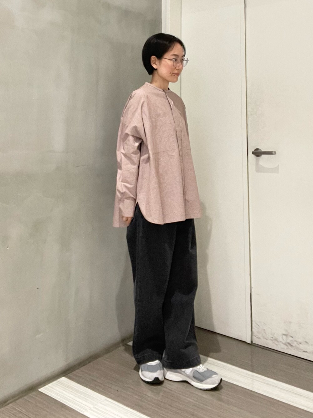 ブラック系のデニムパンツ、ピンク系のシャツ/ブラウス、ブラック系のベストを着用したレディースの冬コーディネートの5枚目の写真