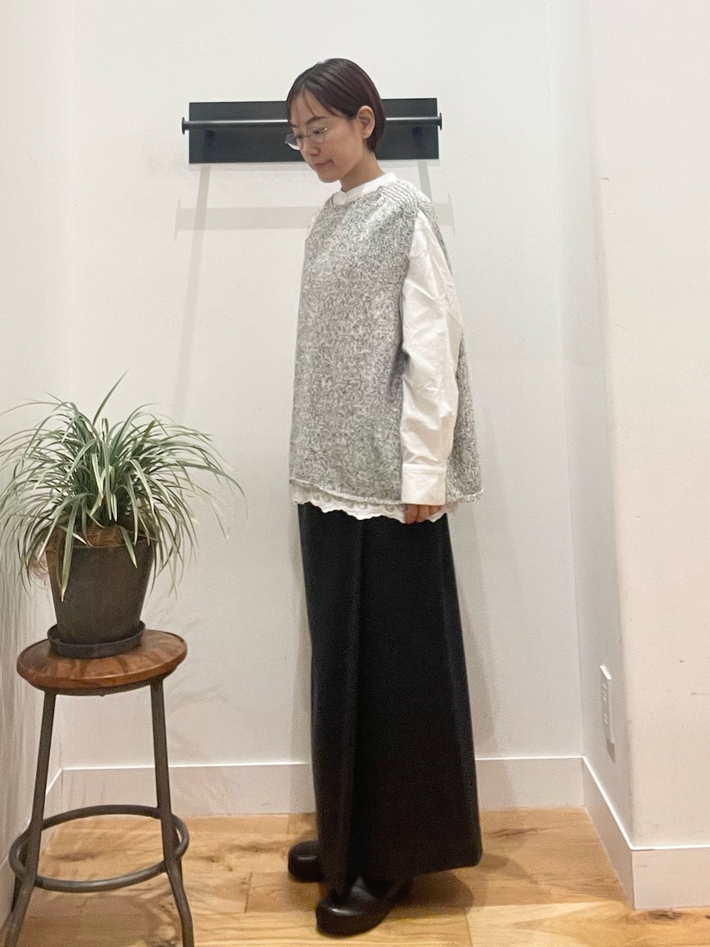 ブラック系のその他シューズ、ホワイト系のシャツ/ブラウス、グレー系のスカートを着用したレディースの秋コーディネートの2枚目の写真