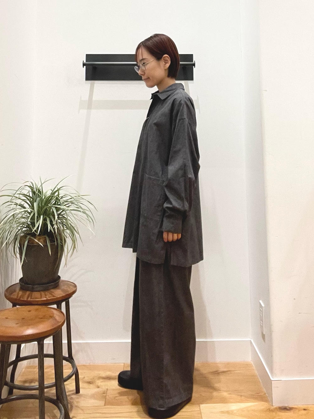 ブラック系のその他シューズ、グレー系のその他パンツ、グレー系のシャツ/ブラウスを着用したレディースの秋コーディネートの2枚目の写真