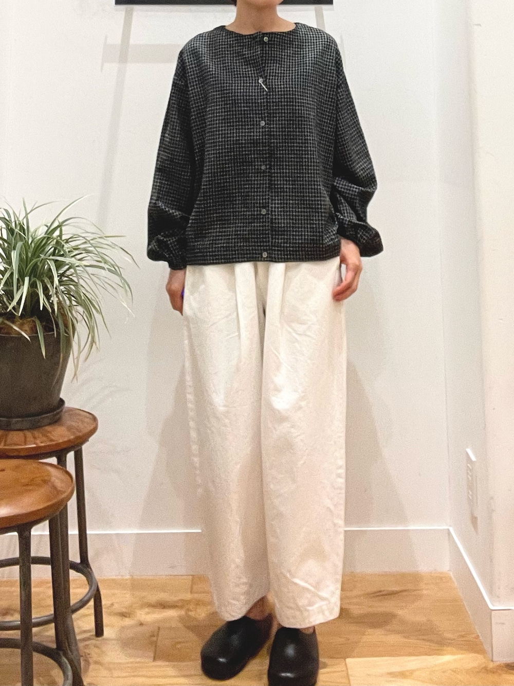 ブラック系のカーディガン/ボレロ、ホワイト系のその他パンツ、ブラック系のその他シューズを着用したレディースの秋コーディネートの3枚目の写真