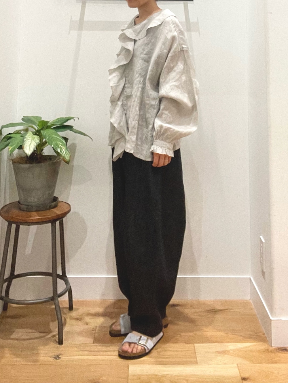 グレー系のシャツ/ブラウス、ブルー系のデニムパンツ、ブルー系のサンダルを着用したレディースの夏コーディネートの2枚目の写真