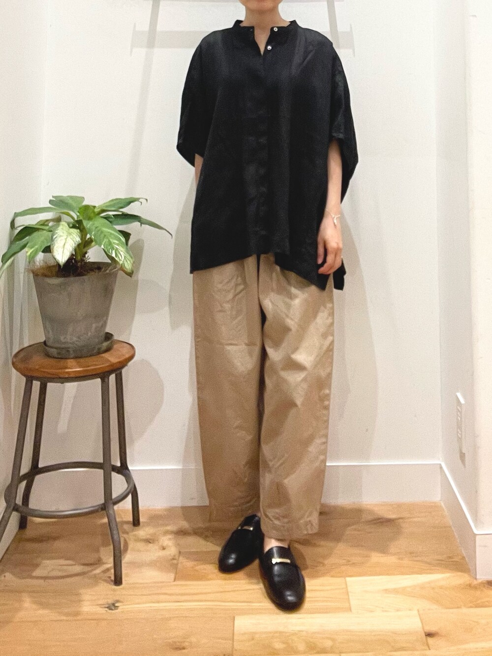 ブラック系のシャツ/ブラウス、ベージュ系のその他パンツ、ブラック系のローファーを着用したレディースの夏コーディネートの2枚目の写真
