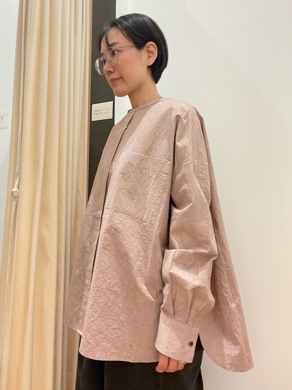 ブラック系のデニムパンツ、ピンク系のシャツ/ブラウス、ブラック系のベストを着用したレディースの冬コーディネートの6枚目の写真