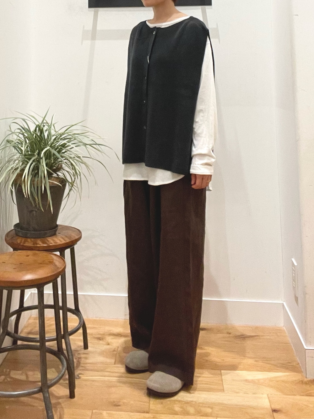 ベージュ系のその他シューズ、ブラウン系のその他パンツ、ブラック系のベストを着用したレディースの夏コーディネートの3枚目の写真