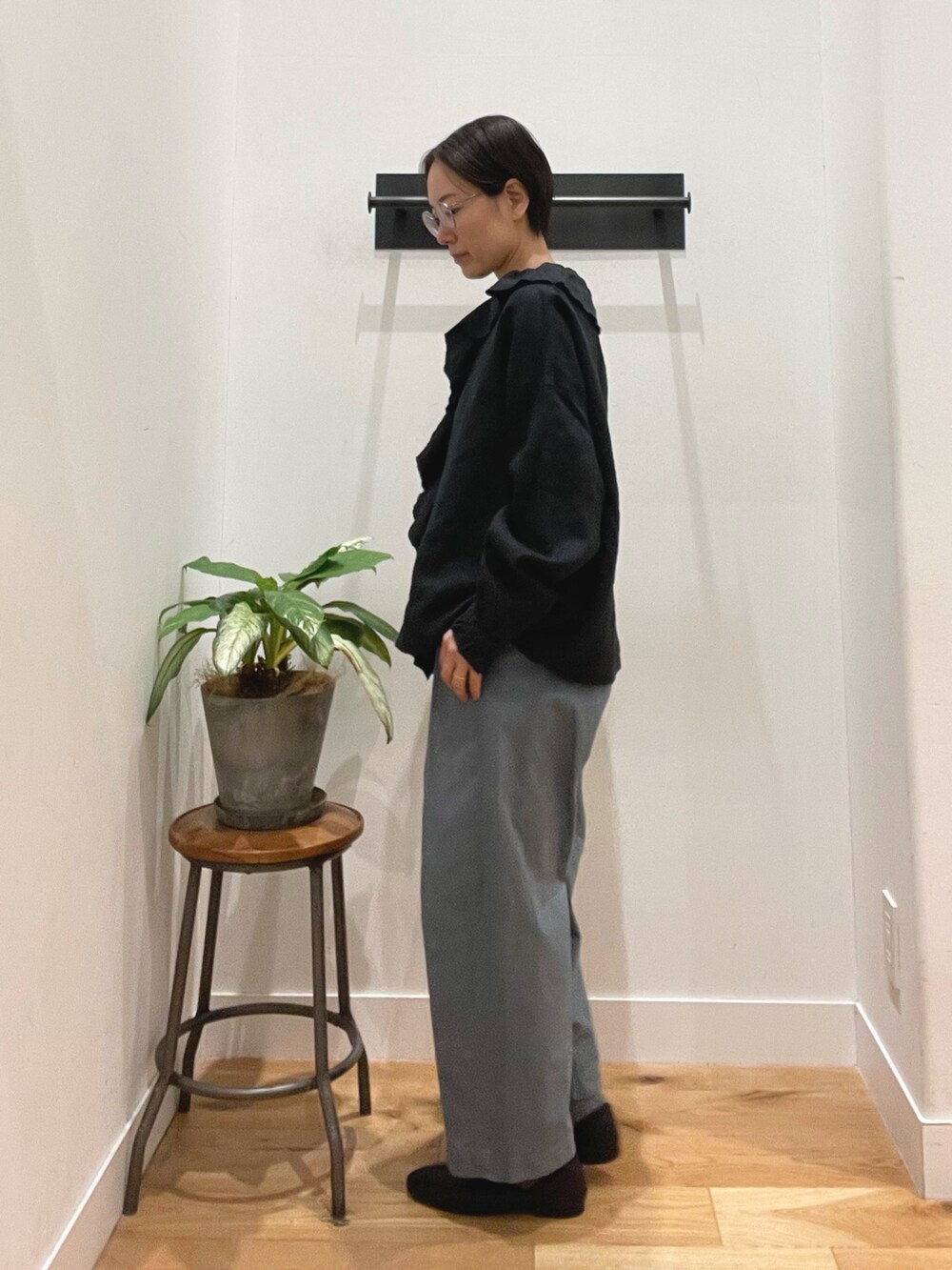 ブラック系のシャツ/ブラウス、ブルー系のその他パンツ、ブラック系のその他シューズを着用したレディースの春コーディネートの2枚目の写真