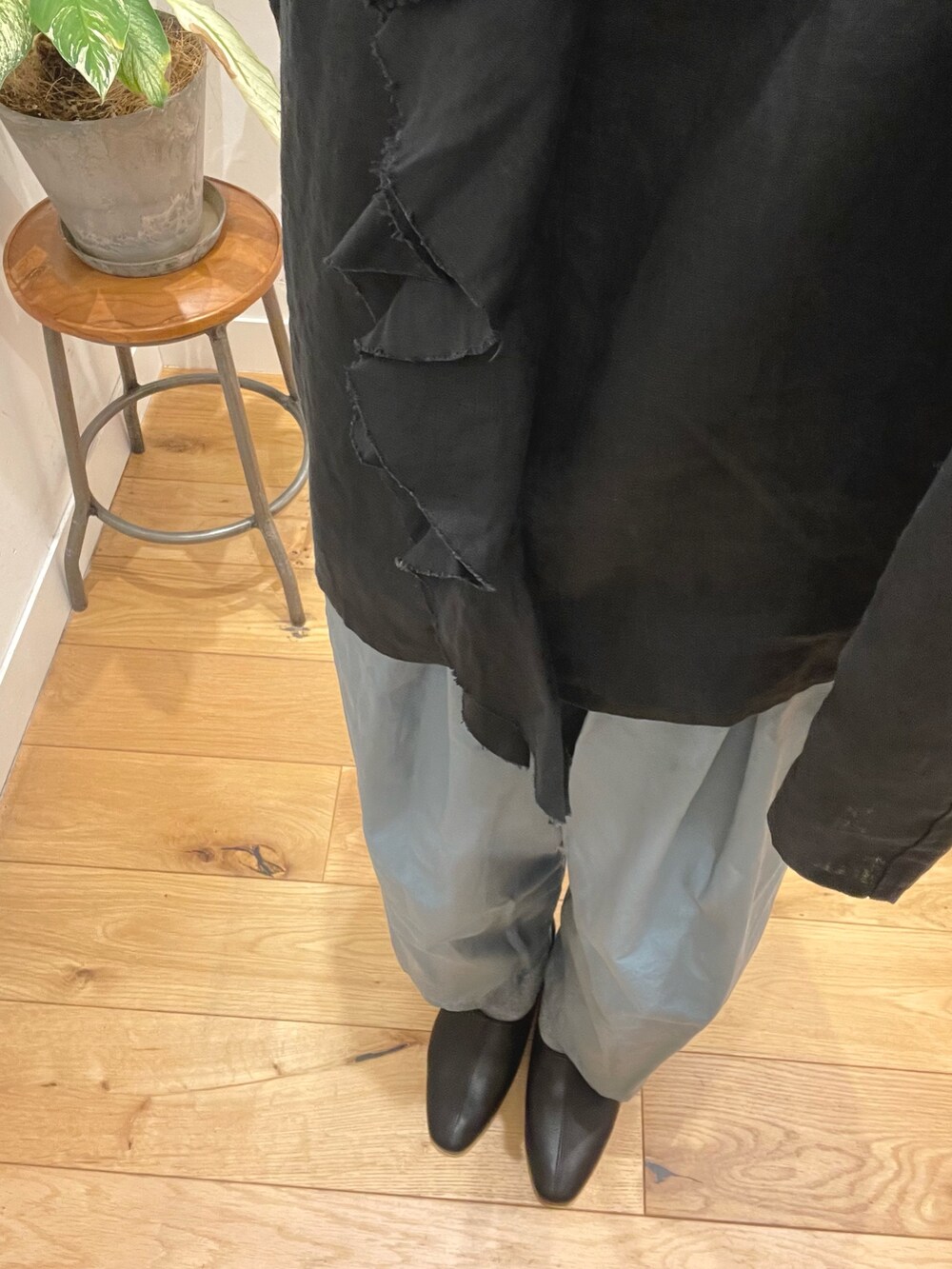 ブラック系のシャツ/ブラウス、ブルー系のその他パンツ、ブラック系のその他シューズを着用したレディースの春コーディネートの5枚目の写真