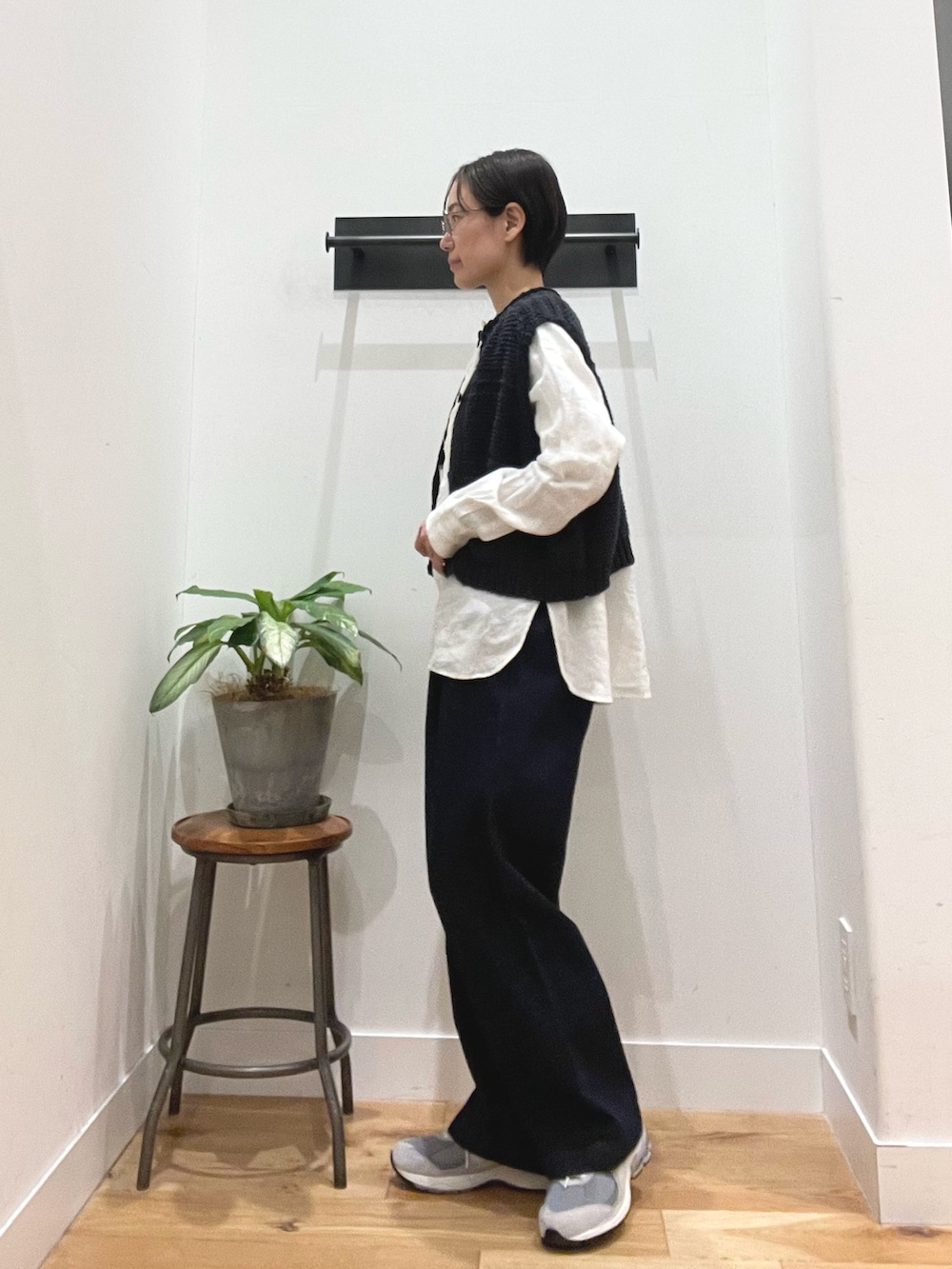 ブラック系のベスト、ホワイト系のシャツ/ブラウス、ブルー系のその他パンツを着用したレディースの春コーディネートの4枚目の写真