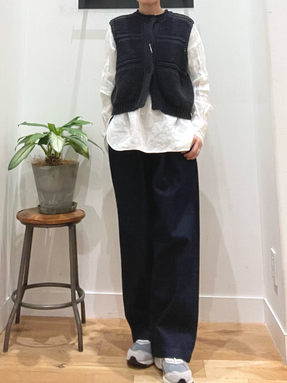 ブラック系のベスト、ホワイト系のシャツ/ブラウス、ブルー系のその他パンツを着用したレディースの春コーディネートの3枚目の写真