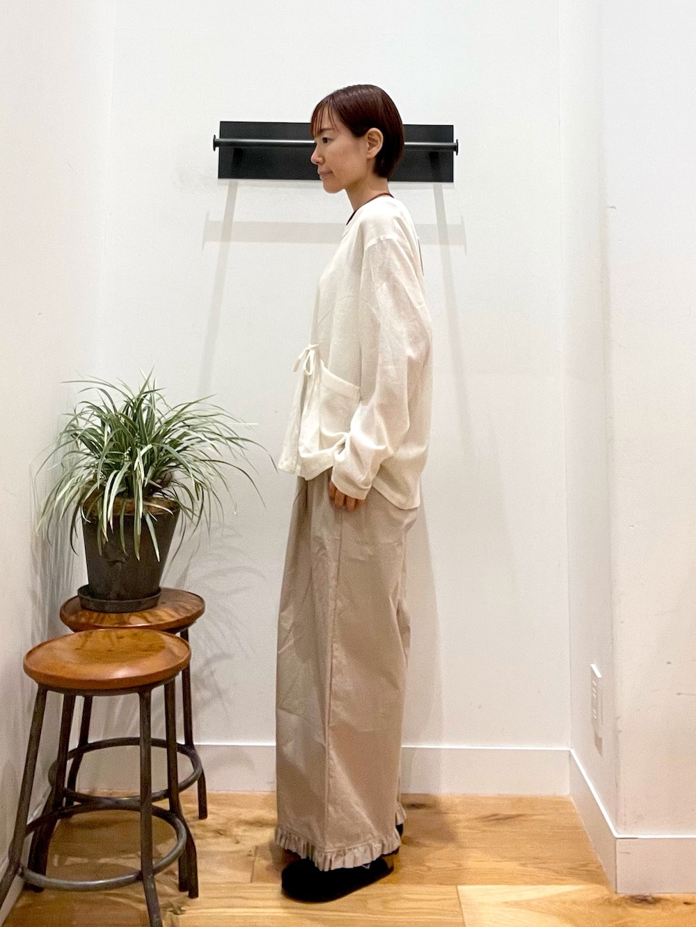 ベージュ系のその他パンツ、ベージュ系のシャツ/ブラウス、ベージュ系のタンクトップを着用したレディースの夏コーディネートの2枚目の写真