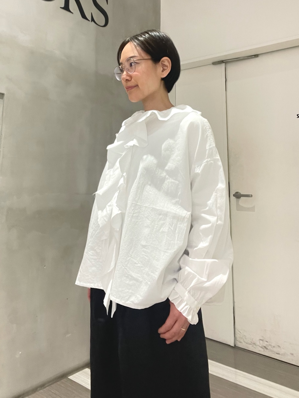 ブラック系のその他パンツ、ブラック系のパンプス、その他のカーディガン/ボレロを着用したレディースの冬コーディネートの5枚目の写真