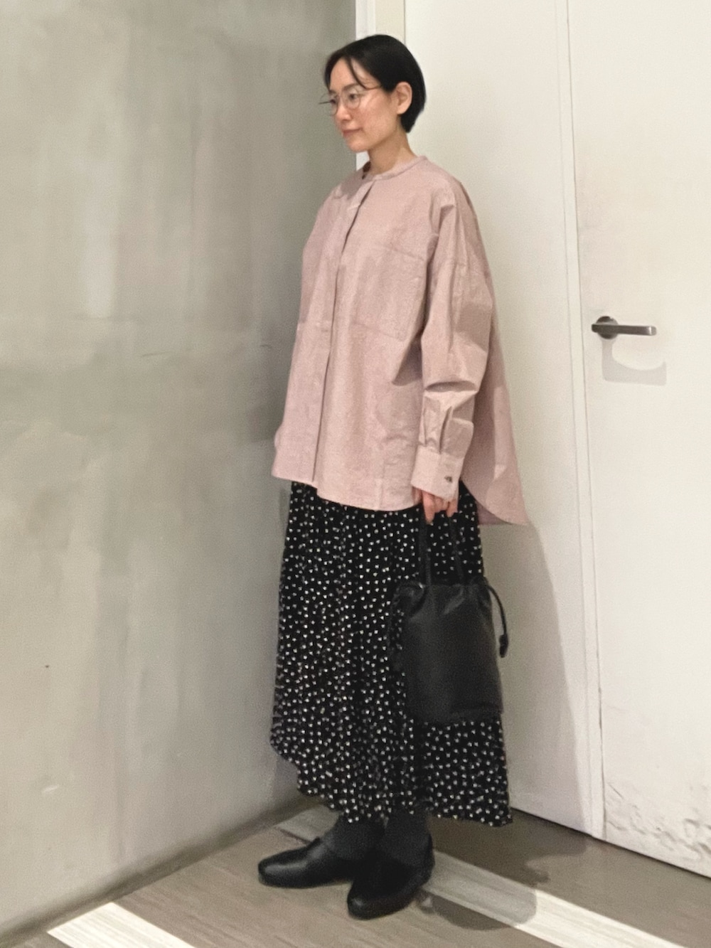 ピンク系のシャツ/ブラウス、ブラック系のその他シューズ、ブラック系のスカートを着用したレディースの冬コーディネートの2枚目の写真