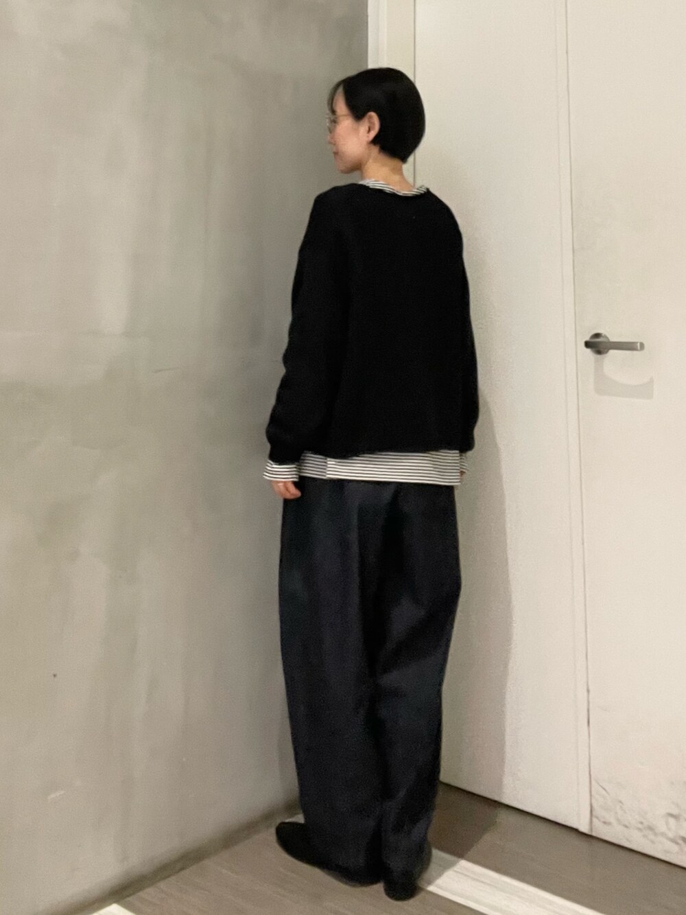 ブラック系のその他シューズ、ブルー系のデニムパンツ、ブラック系のカーディガン/ボレロを着用したレディースの冬コーディネートの3枚目の写真