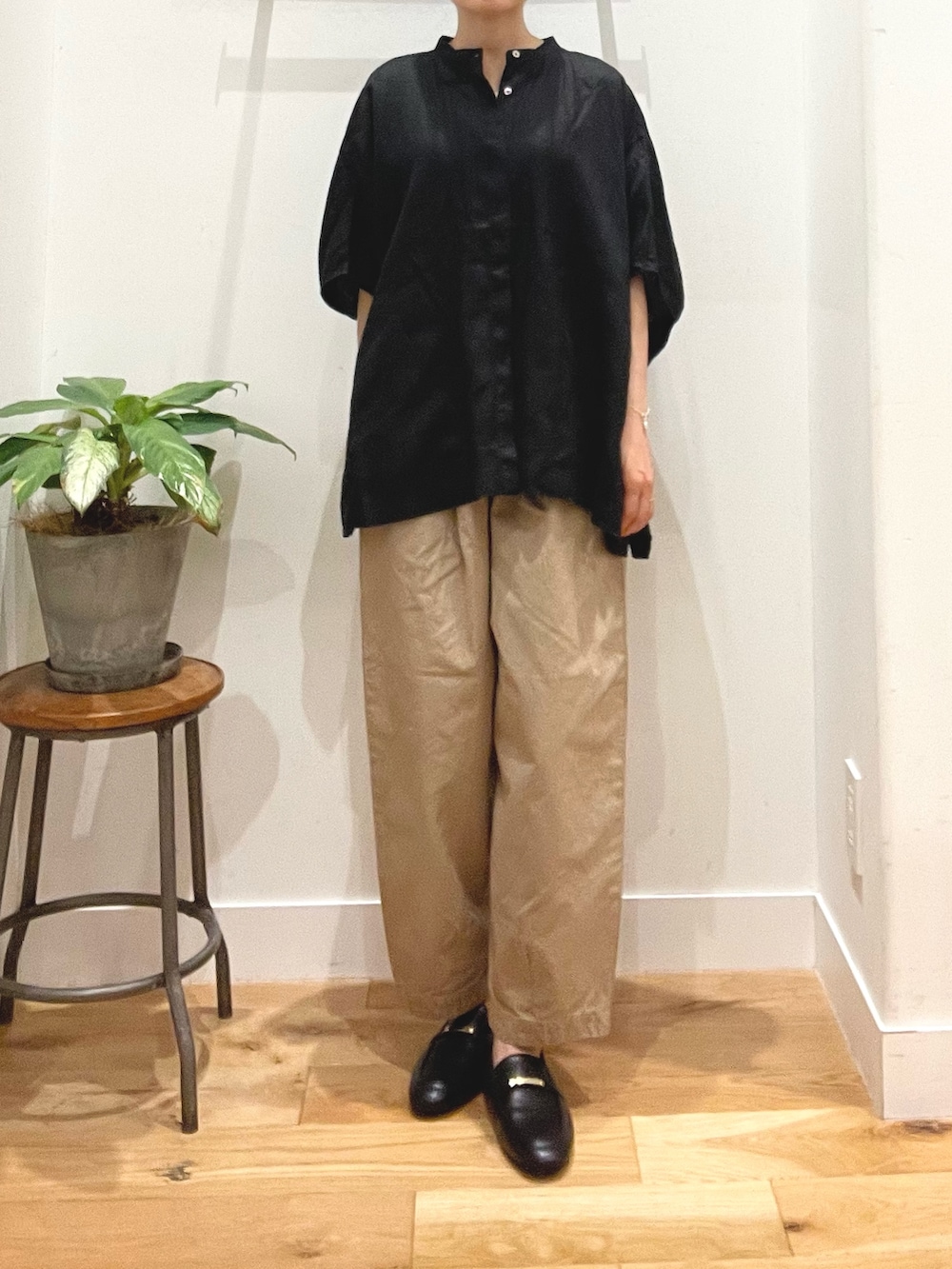 ブラック系のシャツ/ブラウス、ベージュ系のその他パンツ、ブラック系のローファーを着用したレディースの夏コーディネートの3枚目の写真