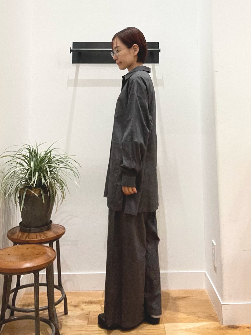 ブラック系のその他シューズ、グレー系のその他パンツ、グレー系のシャツ/ブラウスを着用したレディースの秋コーディネートの3枚目の写真