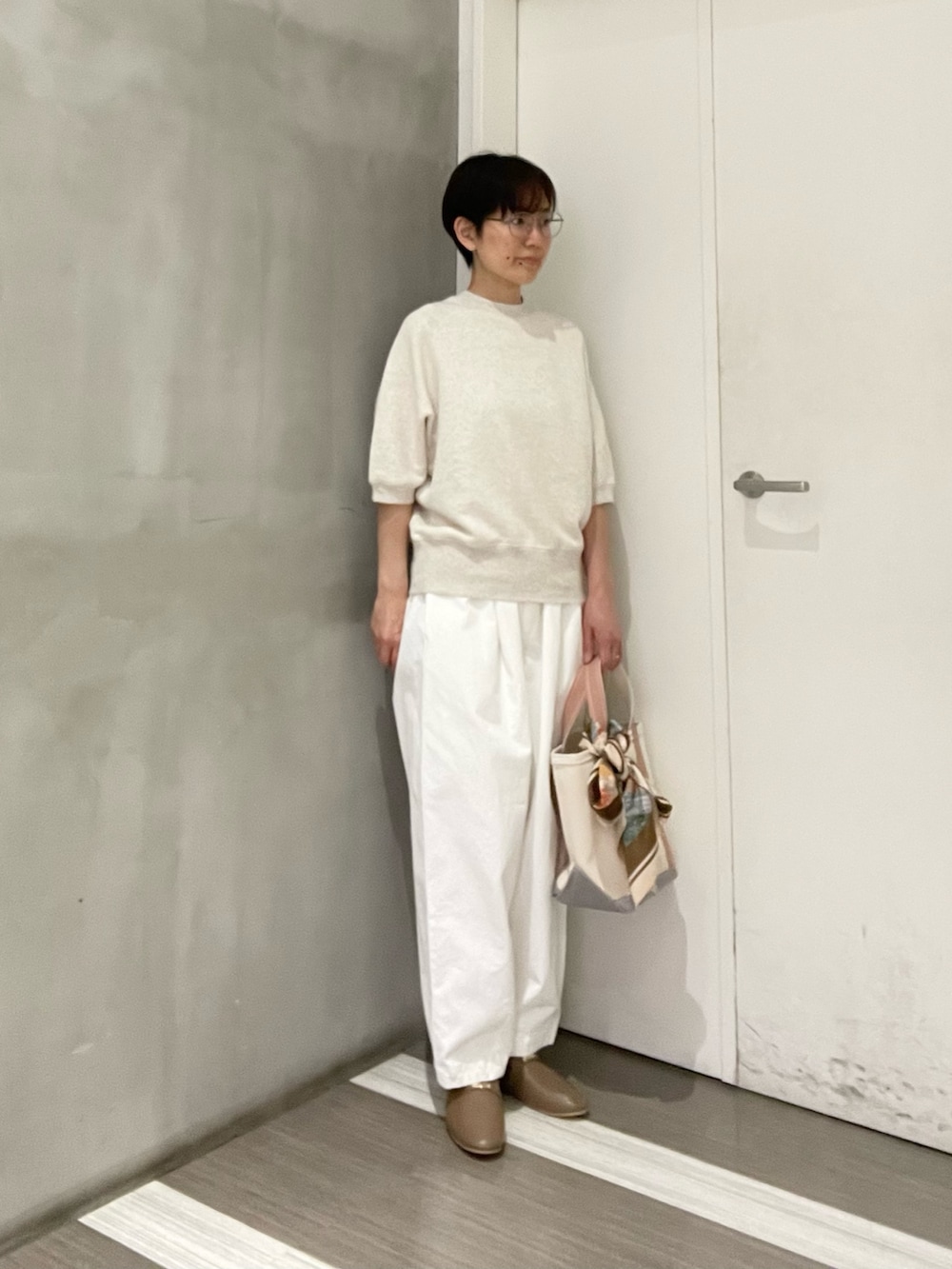 ホワイト系のその他パンツ、ベージュ系のスウェット、ベージュ系のトートバッグを着用したレディースの春コーディネートの3枚目の写真