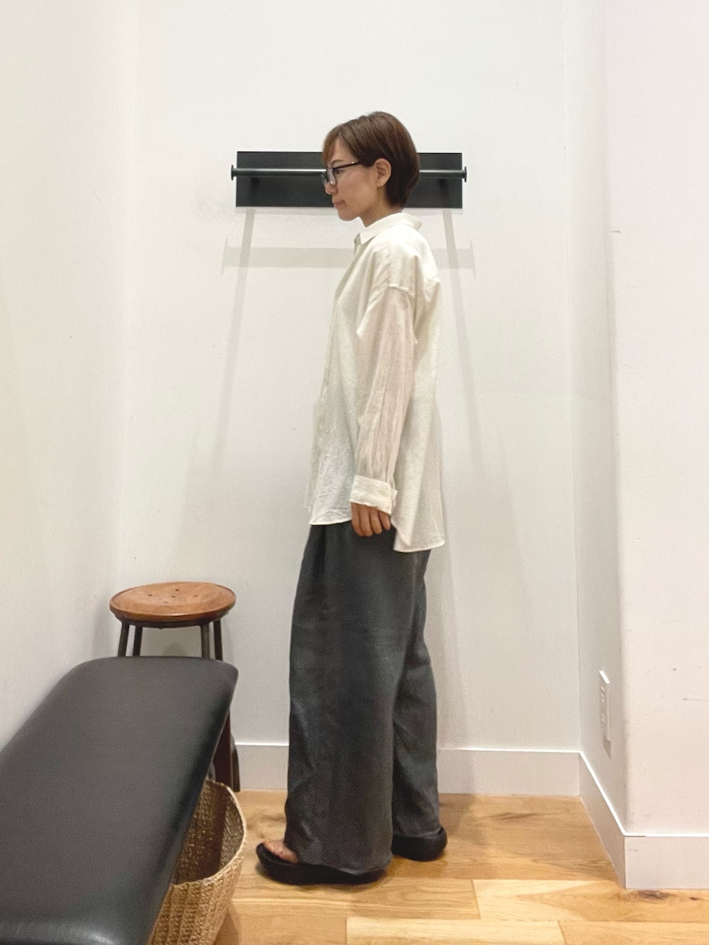 ブラック系のサンダル、ブルー系のその他パンツ、ベージュ系のシャツ/ブラウスを着用したレディースの夏コーディネートの3枚目の写真