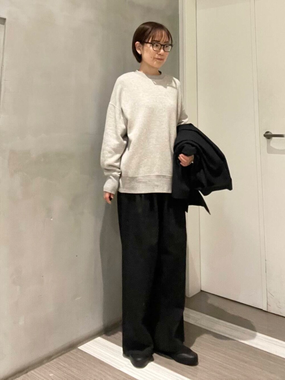 グレー系のスウェット、ブラック系のその他アウター、ブラック系のその他パンツを着用したレディースの春コーディネートの7枚目の写真