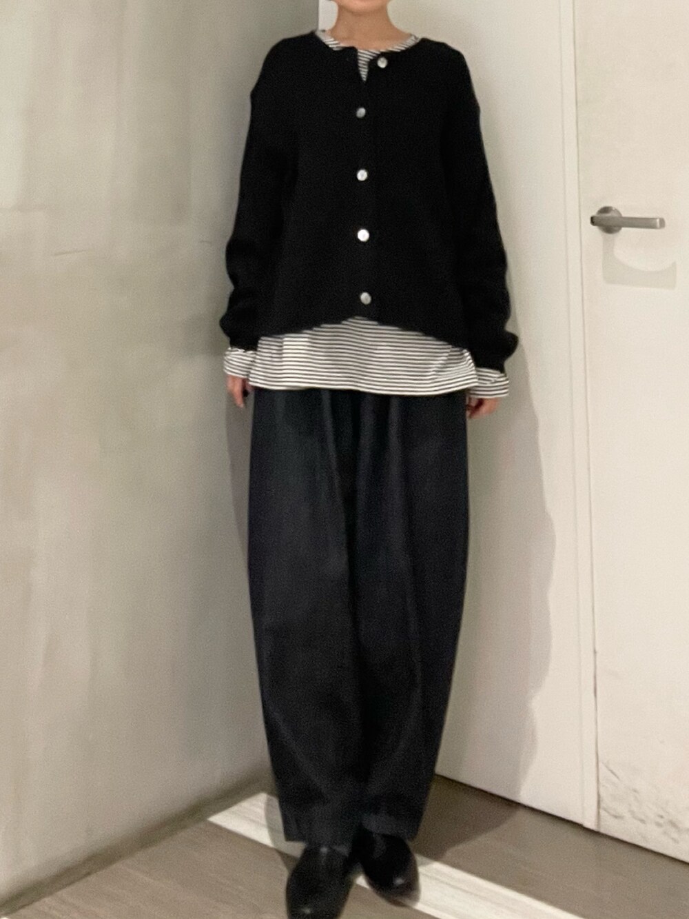 ブラック系のその他シューズ、ブルー系のデニムパンツ、ブラック系のカーディガン/ボレロを着用したレディースの冬コーディネートの6枚目の写真