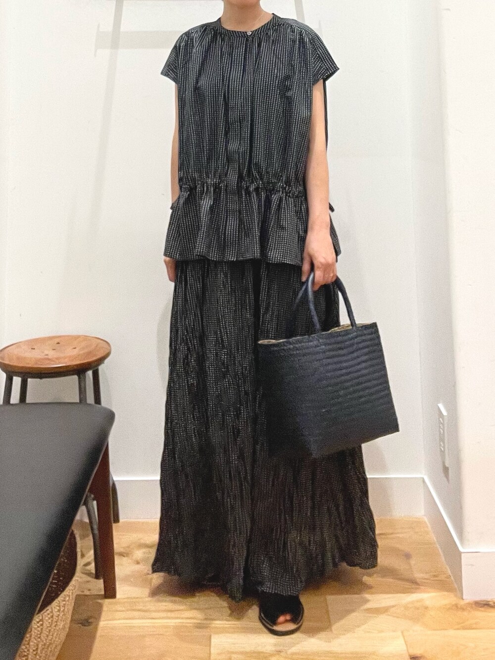 ブラック系のシャツ/ブラウス、ブルー系のトートバッグ、ブラック系のサンダルを着用したレディースの夏コーディネートの3枚目の写真