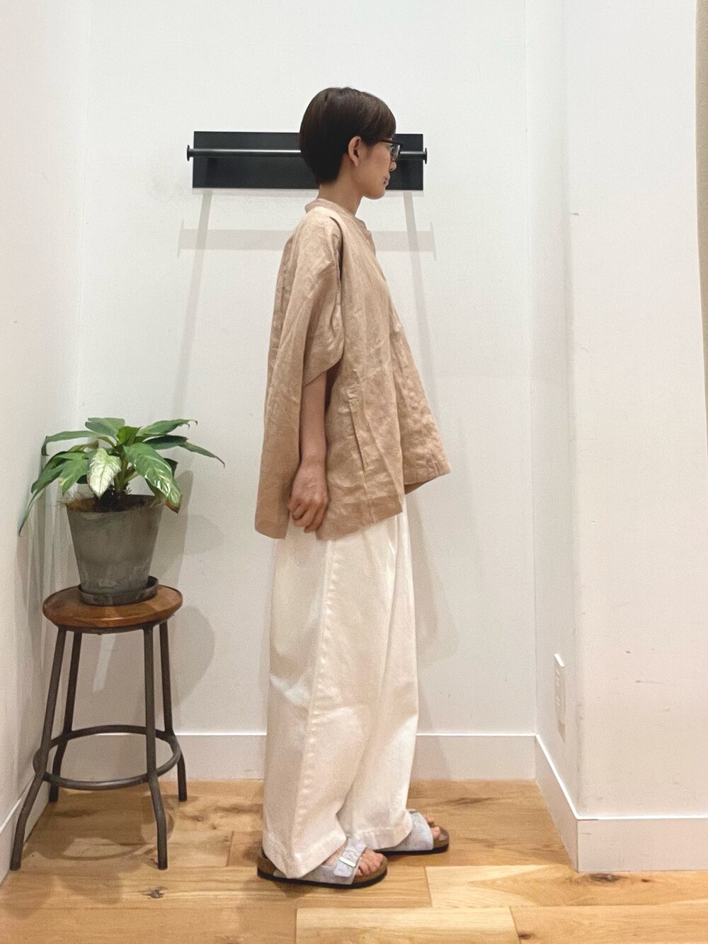 ブルー系のサンダル、ホワイト系のその他パンツ、ピンク系のシャツ/ブラウスを着用したレディースの夏コーディネートの4枚目の写真