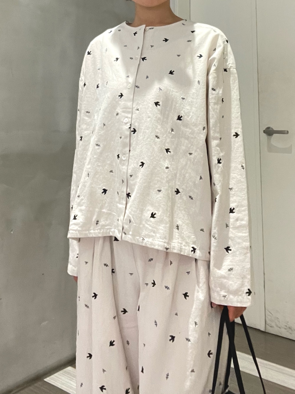 ホワイト系のシャツ/ブラウス、ホワイト系のその他パンツ、ブラック系のその他シューズを着用したレディースの冬コーディネートの2枚目の写真