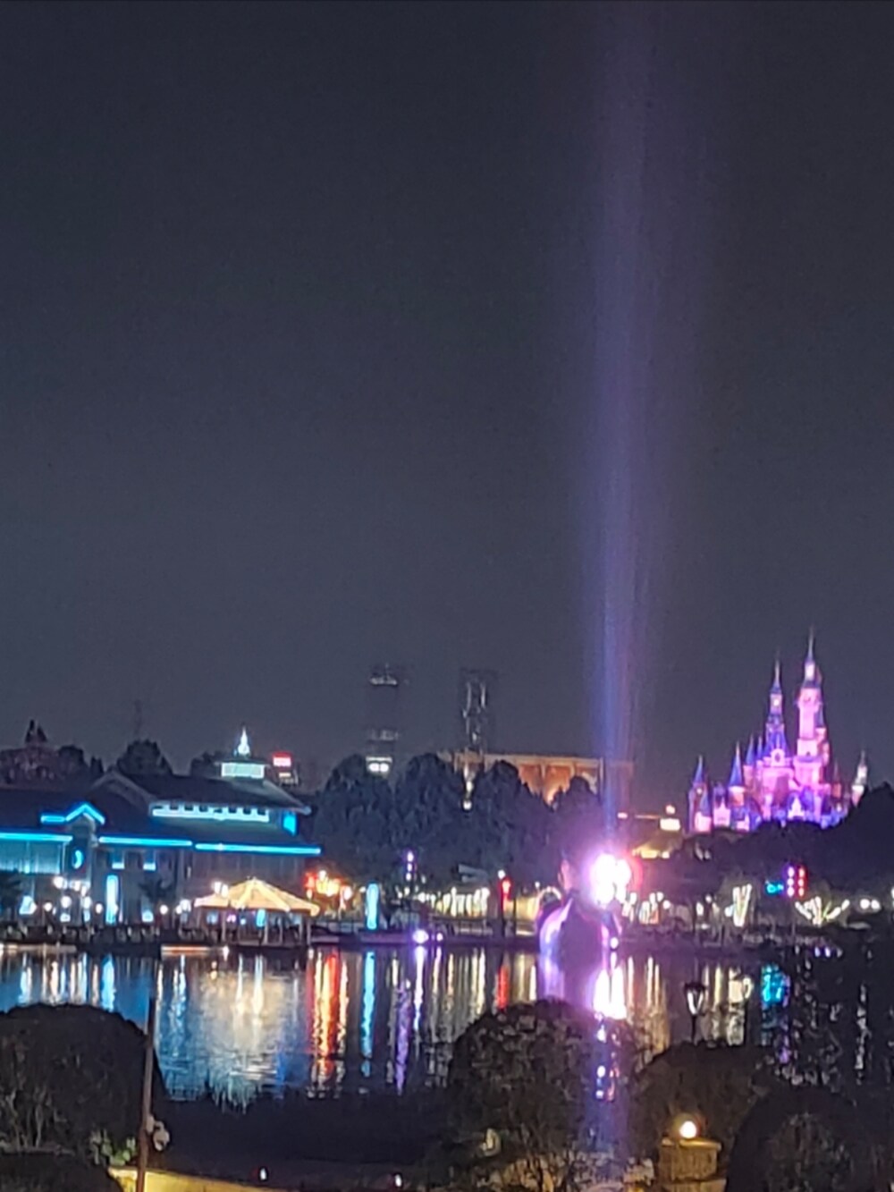 ブラック系のスニーカー、ブラック系のスニーカー、ブラック系のその他パンツを着用したメンズの春コーディネートの5枚目の写真