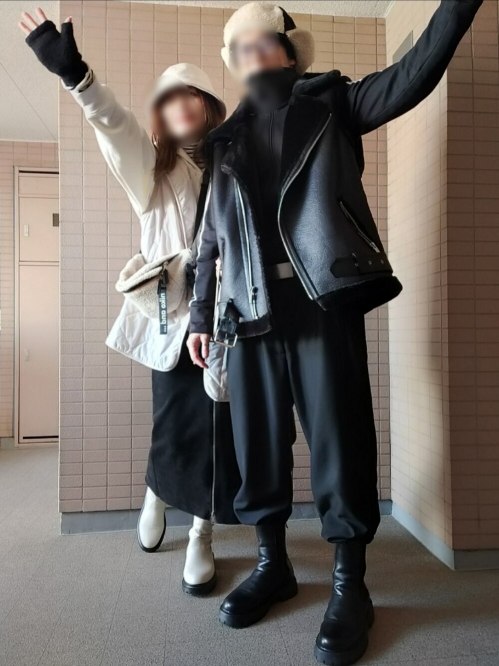 ブラック系のその他アウターを着用したメンズの冬コーディネートの2枚目の写真