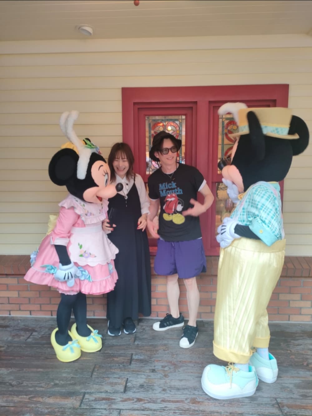 レッド系のバックパック/リュックを着用したメンズの春コーディネートの2枚目の写真