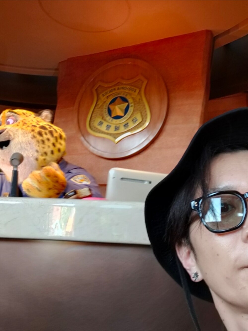 ブラック系のシャツ/ブラウス、ブラック系のその他パンツ、ブラック系のスニーカーを着用したメンズの春コーディネートの3枚目の写真