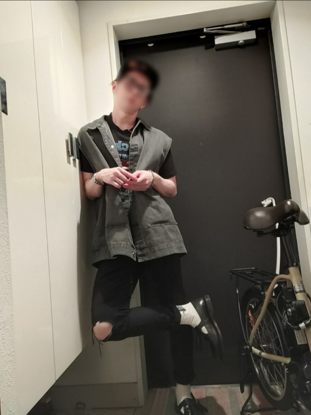 ブラック系のローファー、ブラック系のデニムパンツ、シルバー系のアナログ腕時計を着用したメンズの春コーディネートの2枚目の写真