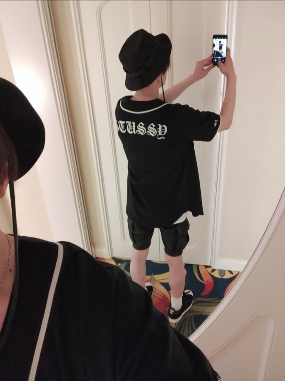 ブラック系のシャツ/ブラウス、ブラック系のその他パンツ、ブラック系のスニーカーを着用したメンズの春コーディネートの2枚目の写真