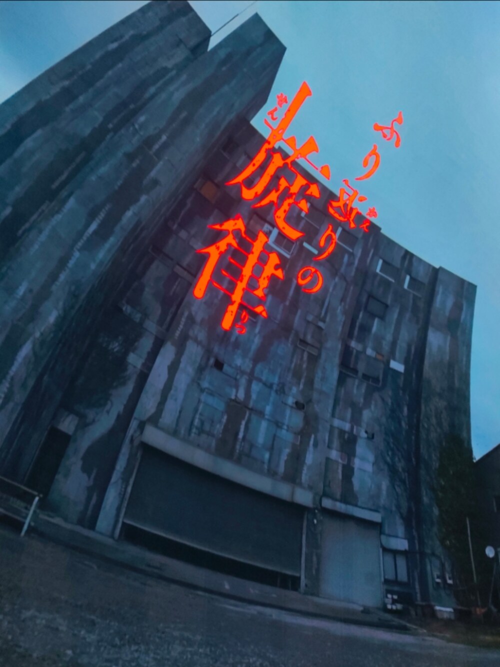 ブラック系のTシャツ/カットソーを着用したメンズの夏コーディネートの4枚目の写真