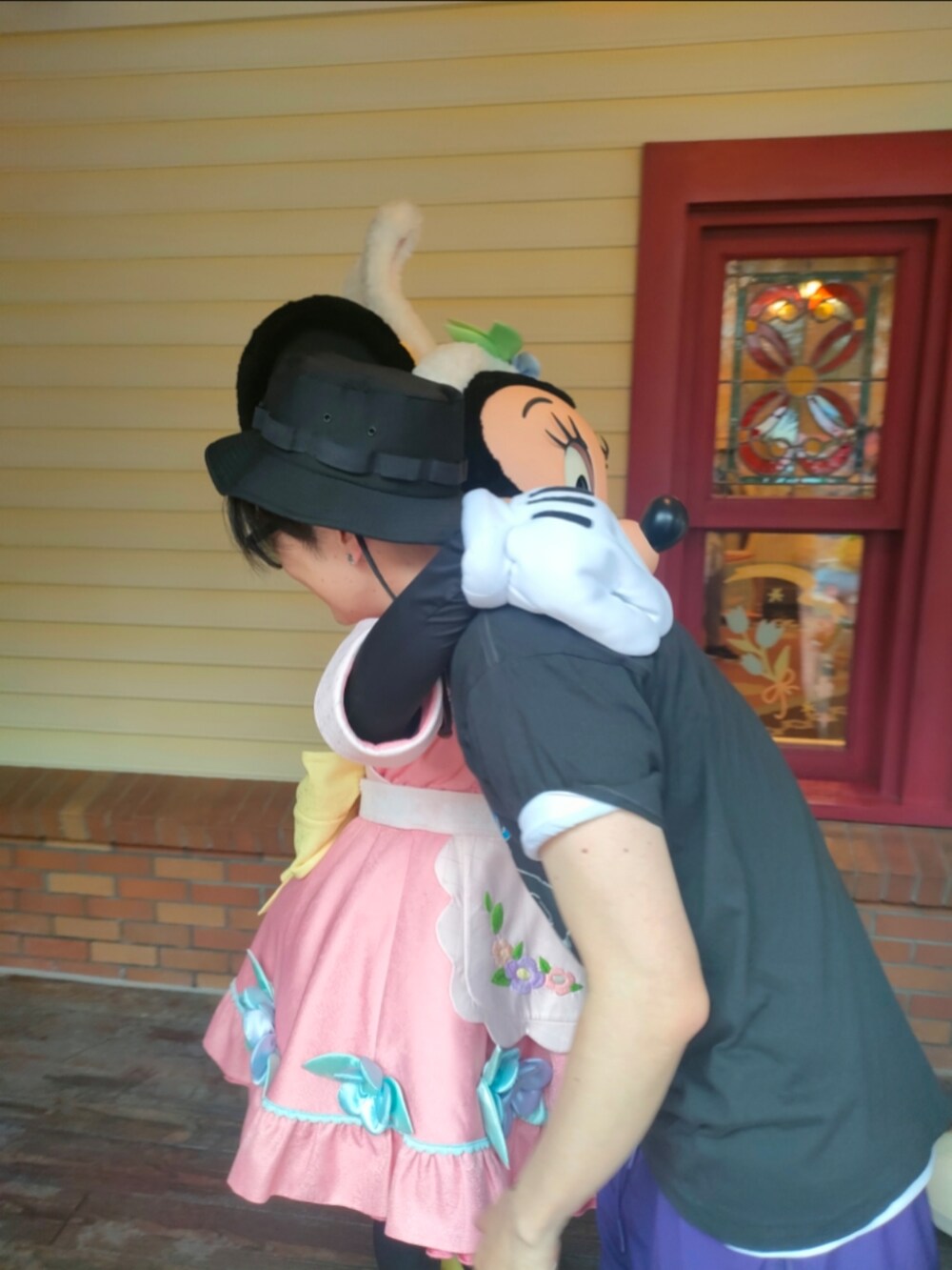 レッド系のバックパック/リュックを着用したメンズの春コーディネートの3枚目の写真