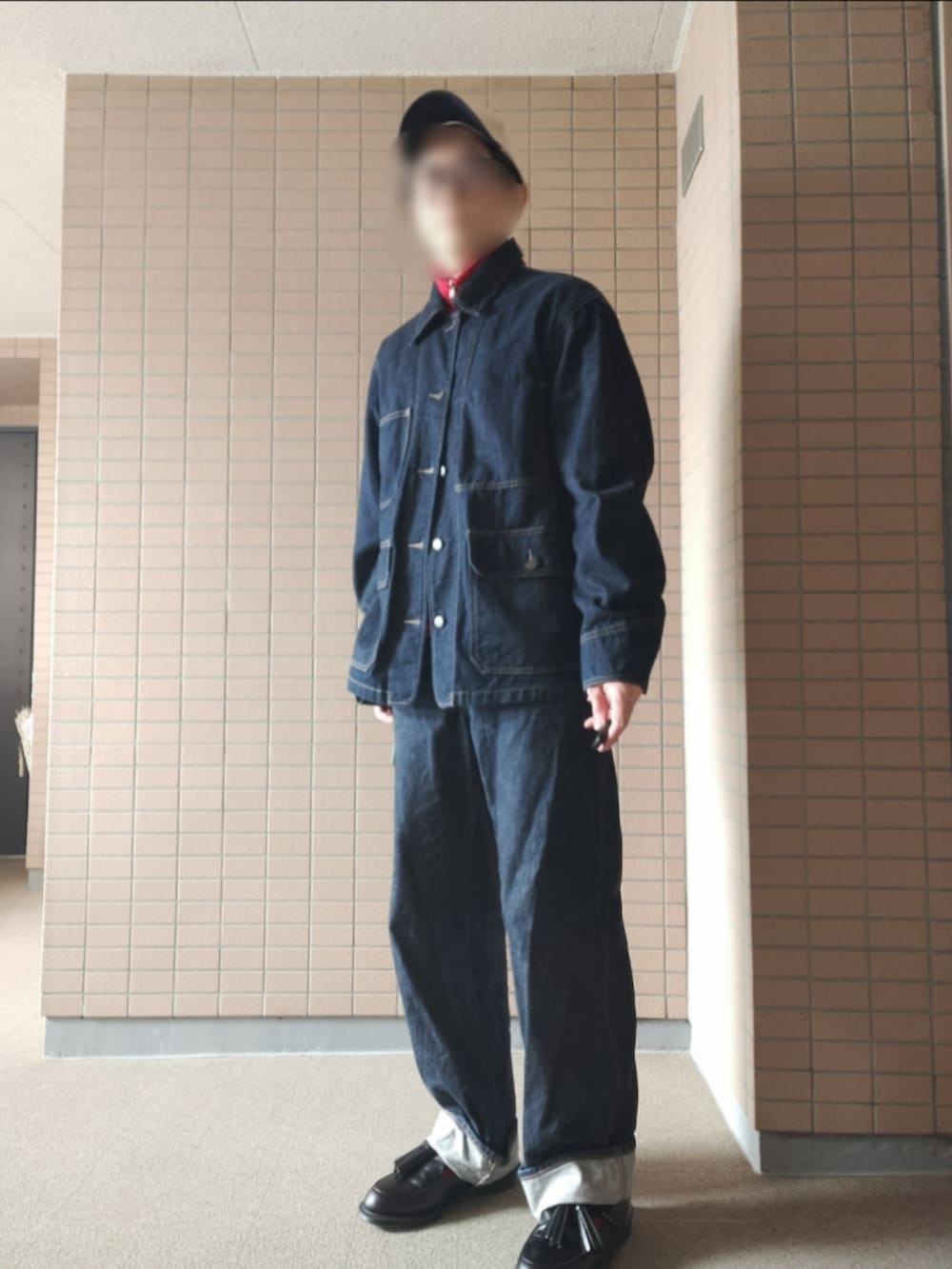 ブルー系のデニムジャケット、ブルー系のデニムパンツ、レッド系のジャージを着用したメンズの春コーディネートの2枚目の写真