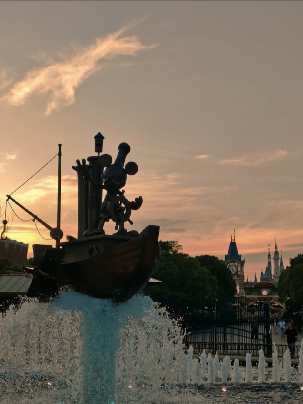 ブラック系のスニーカー、ブラック系のスニーカー、ブラック系のその他パンツを着用したメンズの春コーディネートの4枚目の写真