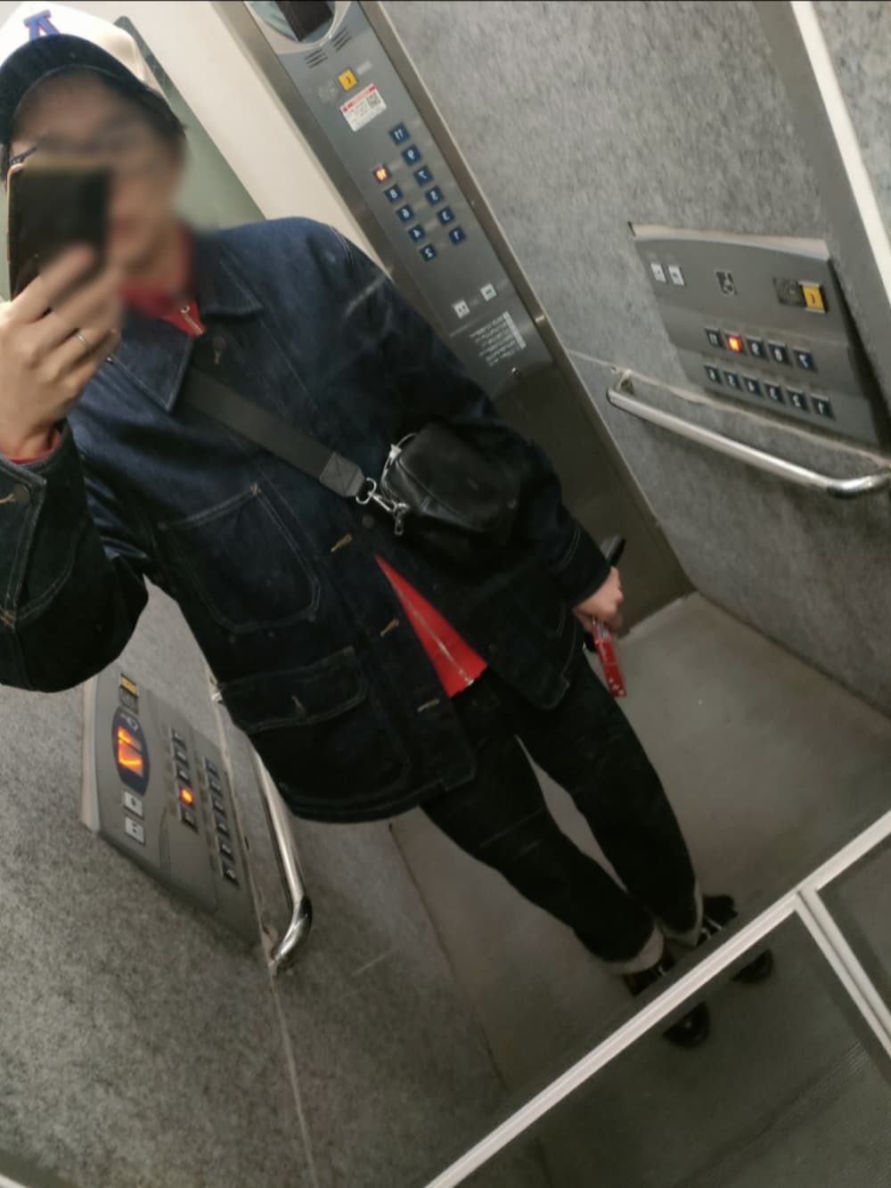 ブルー系のデニムジャケット、ブルー系のデニムパンツ、レッド系のジャージを着用したメンズの春コーディネートの4枚目の写真