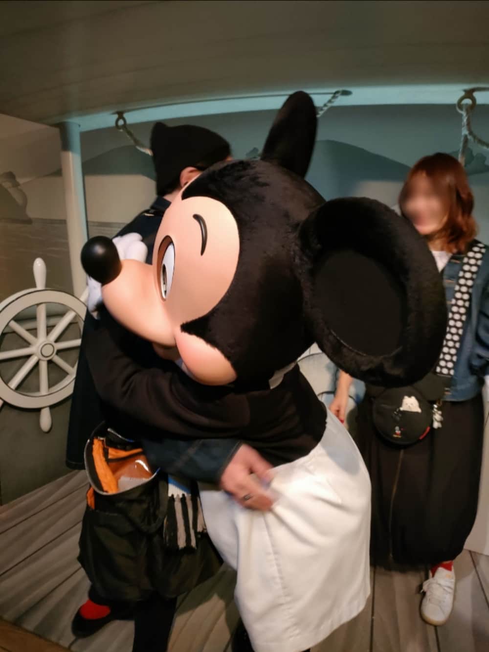 ホワイト系のスニーカー、ブラック系のスカート、ブラック系のショルダーバッグを着用したメンズの春コーディネートの3枚目の写真